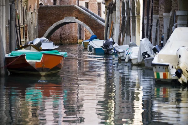 Benátky kanálů a čluny — Stock fotografie