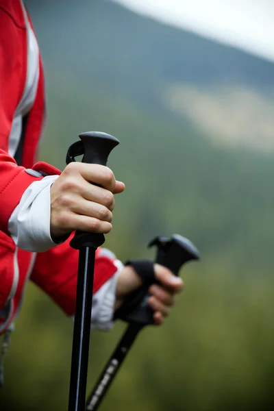 Скандинавская ходьба в горах, упражнения на свежем воздухе — стоковое фото