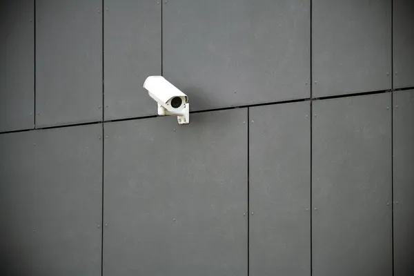 Caméra de sécurité sur immeuble de bureaux — Photo