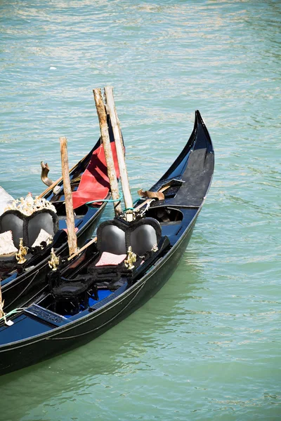 Venedig Kanäle und Gondel im Sommer — Stockfoto