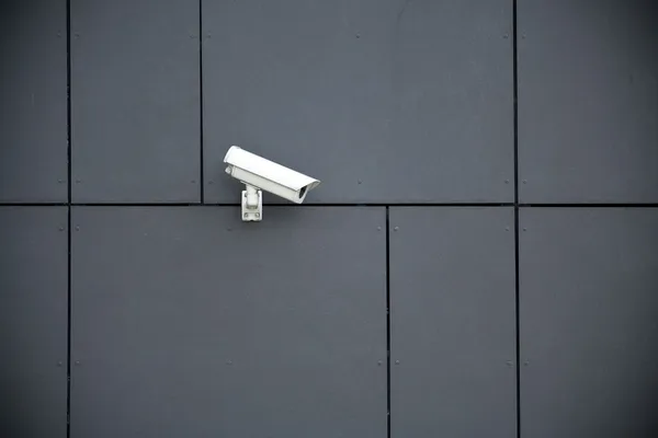 Камера безопасности на офисном здании — стоковое фото