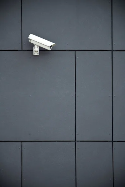 Caméra de sécurité sur immeuble de bureaux — Photo