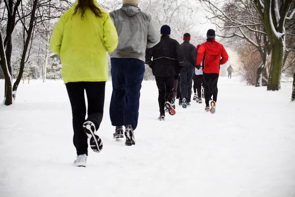 Běh v zimě parku, rozostření pohybu — Stock fotografie