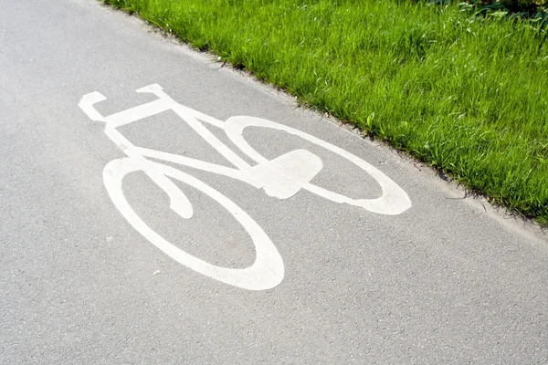 Велосипедная дорожка в городе с указателем — стоковое фото