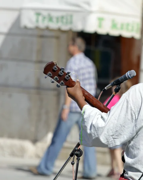 Guitar Player Singing Playing Outdoors — Stock Photo, Image