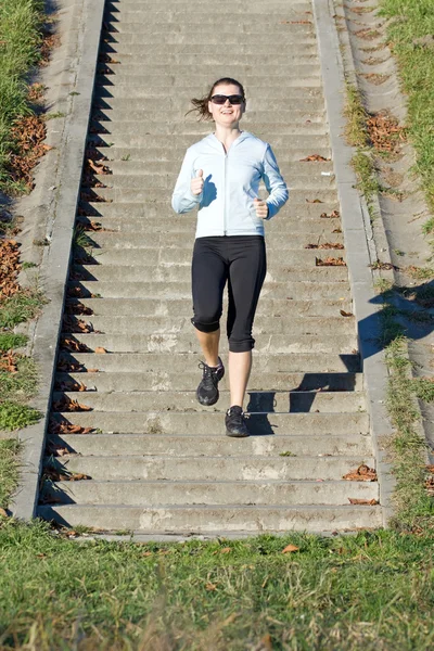 Correndo jovem mulher — Fotografia de Stock