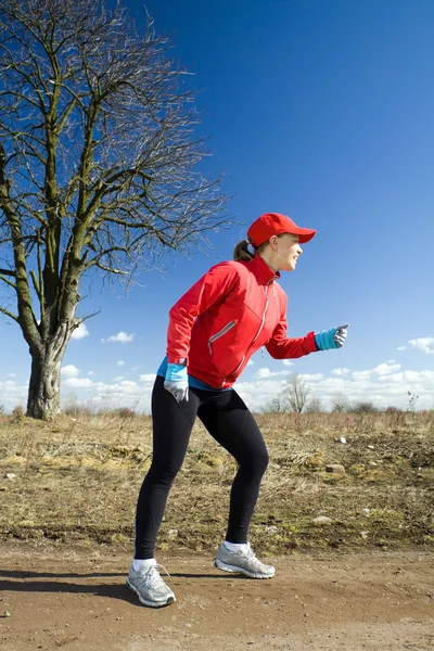 Corriendo a campo traviesa, mujer lista para correr — Foto de Stock