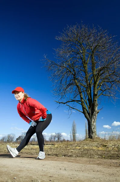 Kobieta rozciąga się po biegach — Zdjęcie stockowe