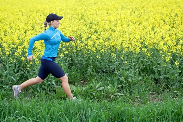 Žena běží venku na jaře — Stock fotografie