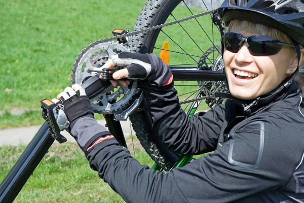 Γυναίκα επισκευή ποδηλάτων σε εξωτερικούς χώρους — Φωτογραφία Αρχείου