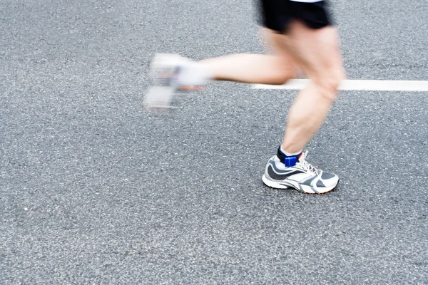 Τρέχοντας μαραθώνιο σε δρόμο της πόλης, θόλωμα κίνησης — Φωτογραφία Αρχείου
