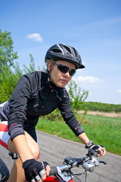 Vrouw rijden op fiets op zomerdag — Stockfoto