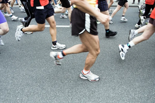 Maratonlöpare i city — Stockfoto