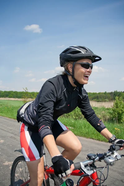 Γυναίκα ιππασίας σε ποδήλατο θερινή ημέρα — Φωτογραφία Αρχείου