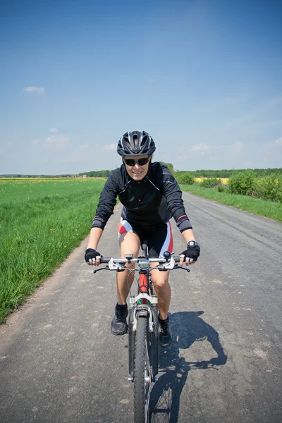 女性夏の日に自転車に乗る — ストック写真