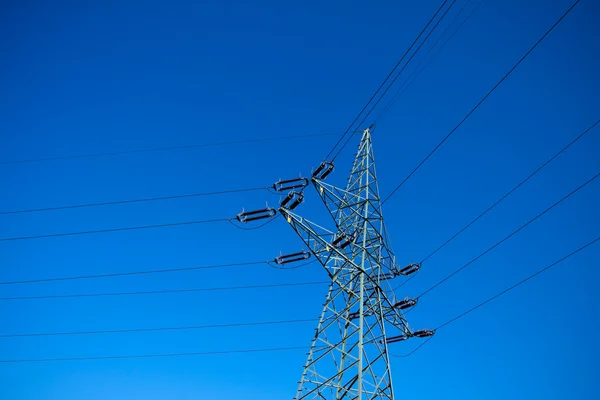 Mavi gökyüzü üzerinde elektrik pilon — Stok fotoğraf