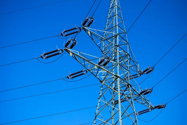Mavi gökyüzü üzerinde elektrik pilon silüeti — Stok fotoğraf
