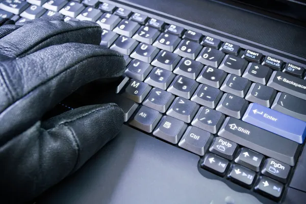 Компьютерный хакер работает на ноутбуке — стоковое фото