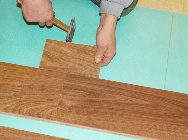 Laying laminate flooring — Stock Photo, Image