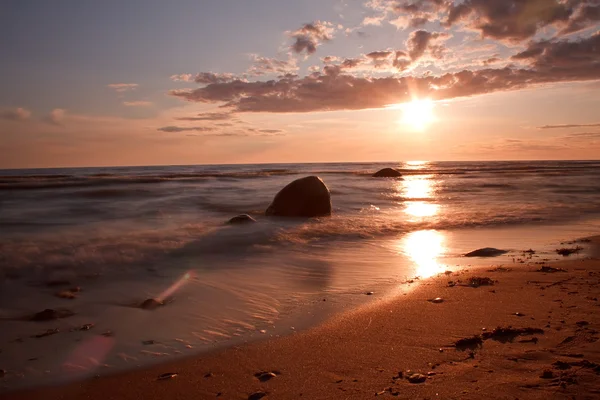 Denizin üzerinde güzel bir gün batımı