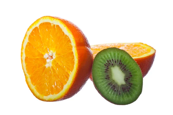 Trozos Naranja Kiwi Sobre Fondo Blanco Aislado —  Fotos de Stock