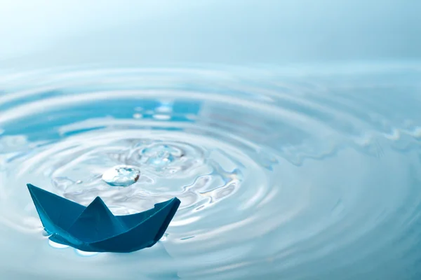 Blaues Papierboot Und Wassertropfen — Stockfoto