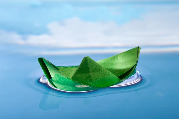Grønn Papirbåt Med Refleksjon Blått Vann – stockfoto