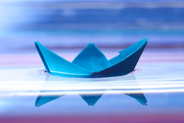 Blauw Papier Boot Reflectie Het Water Mooie Paarse Achtergrond — Stockfoto