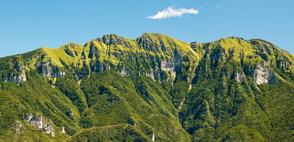 yeşil dağların üzerinde görüntülemek yaz, İsviçre