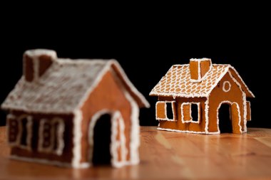 iki kurabiyeden evi islolated siyah arka plan ile ahşap tablo