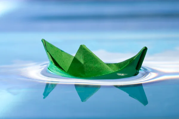 Grünes Papierboot Mit Reflexion Auf Blauem Wasser — Stockfoto