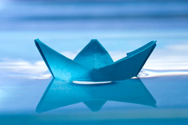 Blauw Papier Boot Met Reflectie Water — Stockfoto