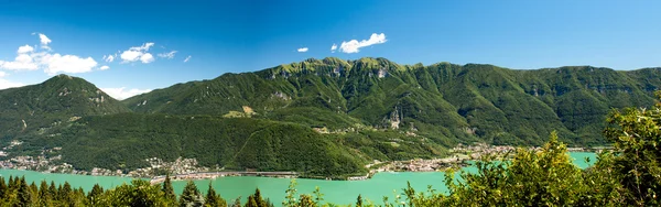 查看上夏天的蓝色湖泊与绿山 — 图库照片
