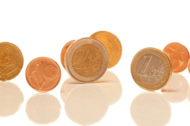 beyaz izole arka planda Euro coins