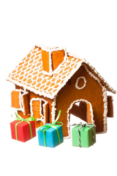 Gingernut 房子与彩色的礼物包裹 — 图库照片