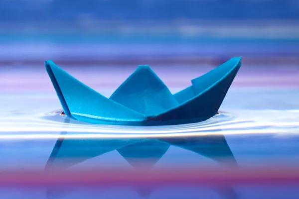 Blauw Papier Boot Reflectie Het Water Mooie Paarse Achtergrond — Stockfoto