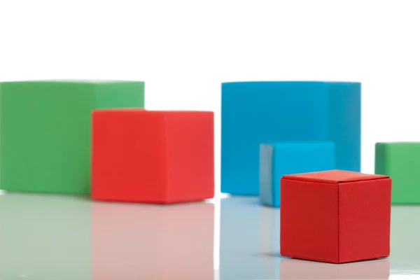 Kleine Rote Schachtel Mit Farbigen Schachteln Auf Dem Hintergrund — Stockfoto