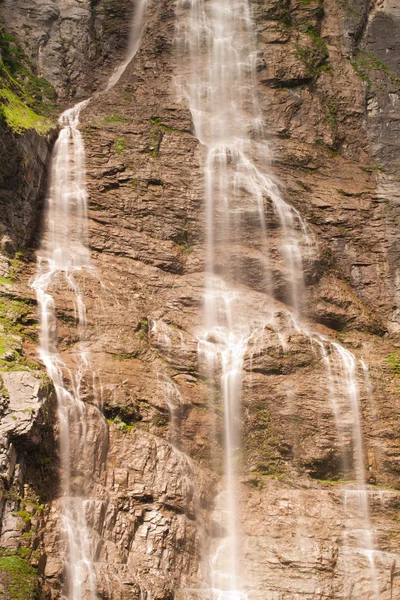 Kleiner Wasserfall Mit Braunen Felsen Beim Lauterbrunnen — Stockfoto