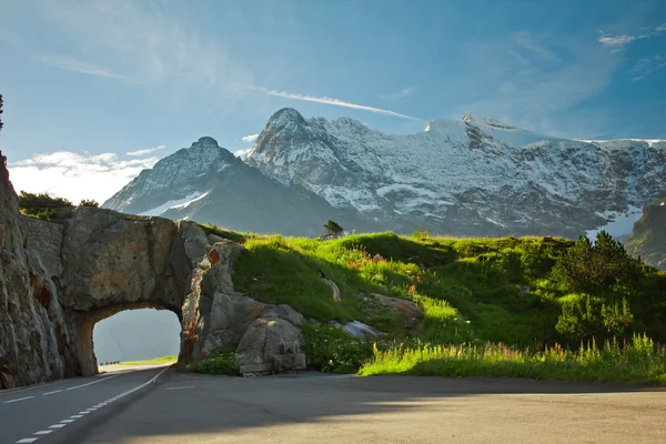Visa Vägtunnel Och Bergen Sommaren Schweiz — Stockfoto