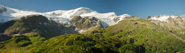 Yeşil dağların Panoraması — Stok fotoğraf