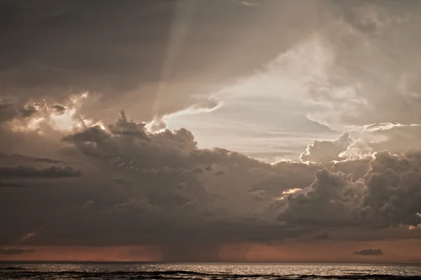 Темные облака с лучами солнца Стоковое Изображение
