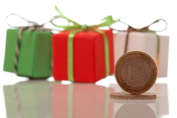 Pièce en euros et trois coffrets cadeaux colorés Photos De Stock Libres De Droits