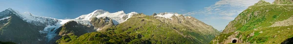 查看上夏天 瑞士的绿山 图库图片