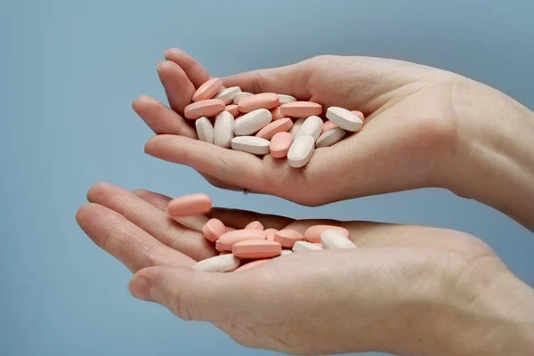 Hand full av piller — Stockfoto