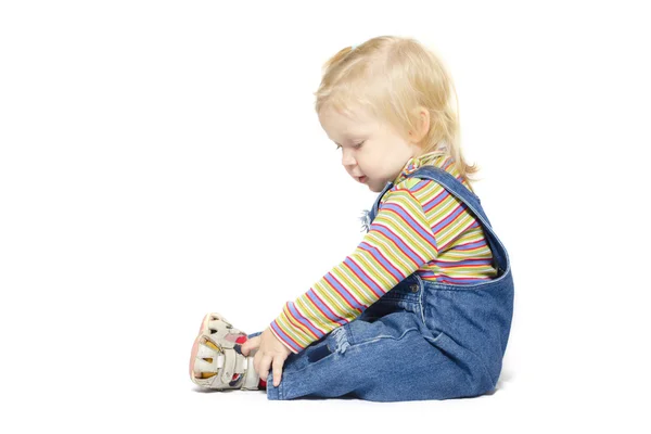 Сидящий маленький ребенок — стоковое фото