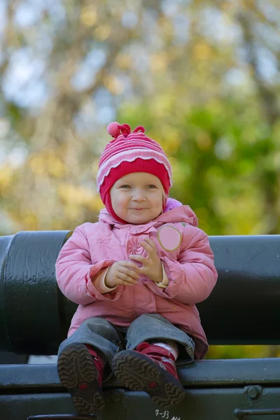 Young girl at the park — Stock Photo, Image