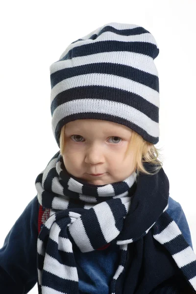 Chica vestida con sombrero de invierno y bufanda — Foto de Stock