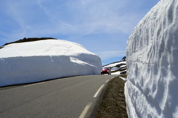 Carro em uma estrada de inverno — Fotografia de Stock