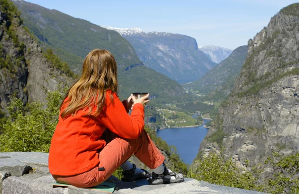 Flicka hiker tittar på fjorden — Stockfoto