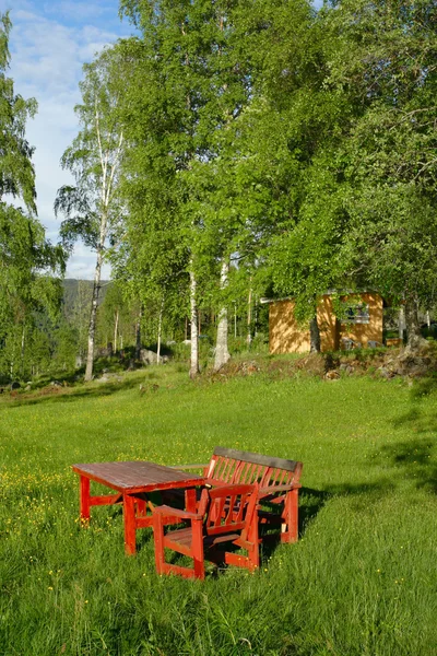 Czerwony drewniany stół i krzesła — Zdjęcie stockowe